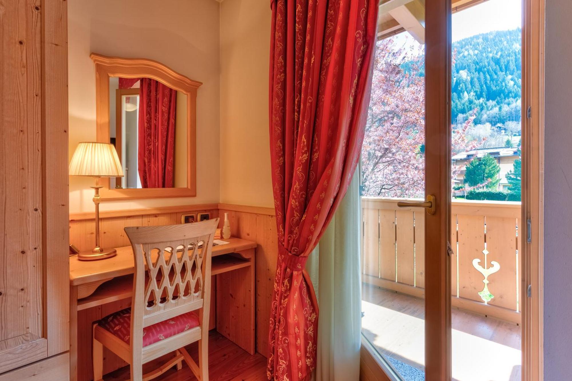 Beverly Alps Hotel & Spa Пинцоло Стая снимка