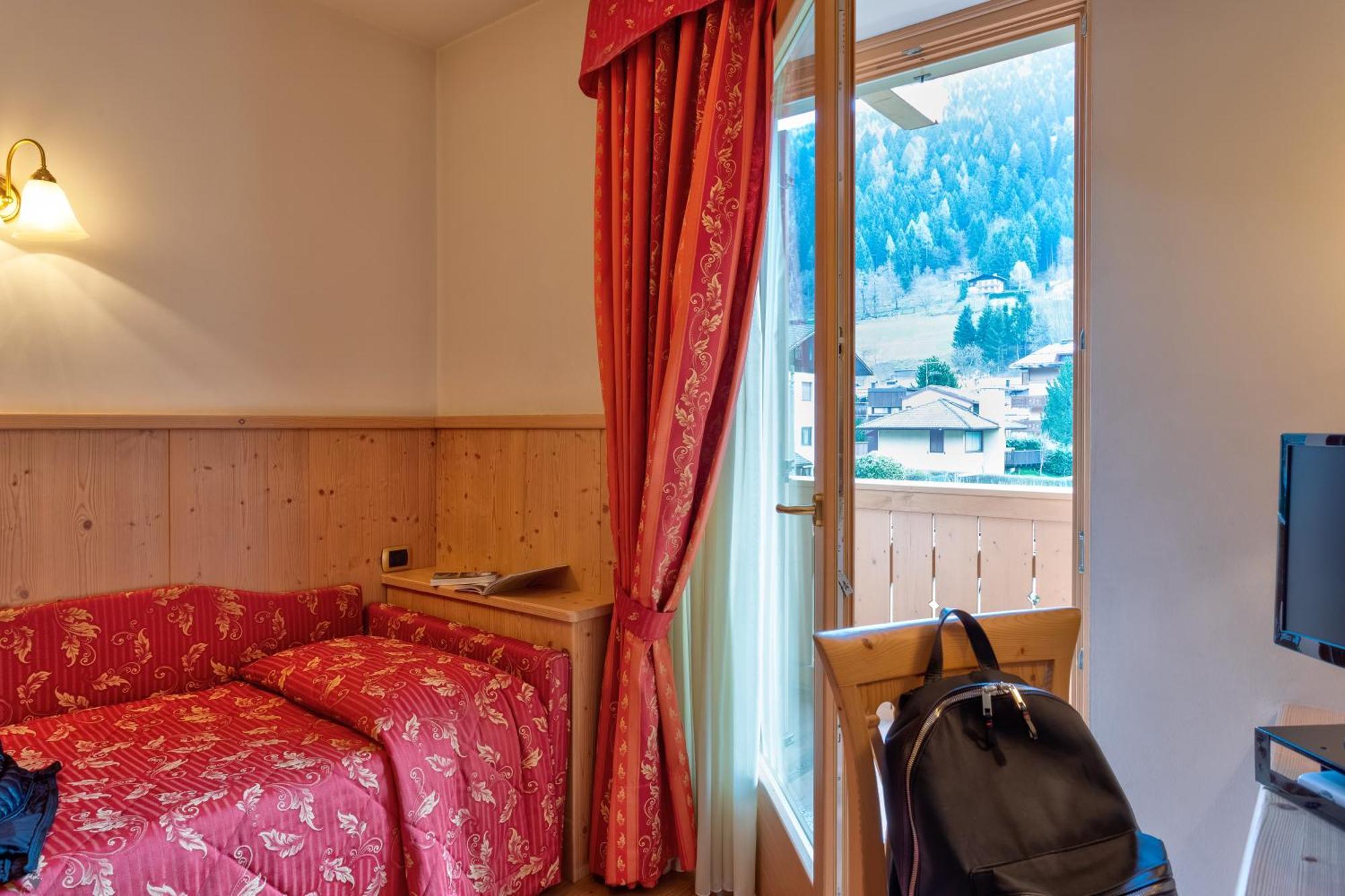 Beverly Alps Hotel & Spa Пинцоло Стая снимка