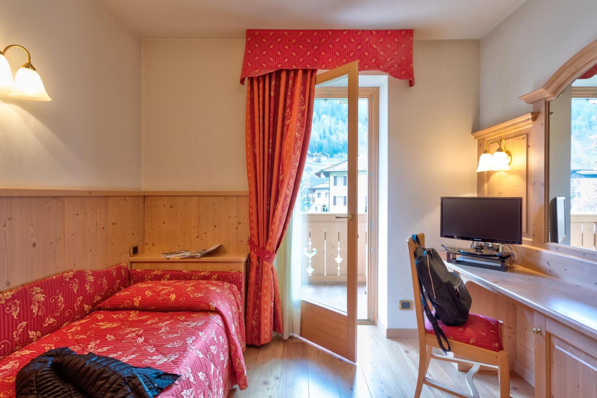 Beverly Alps Hotel & Spa Пинцоло Стая снимка