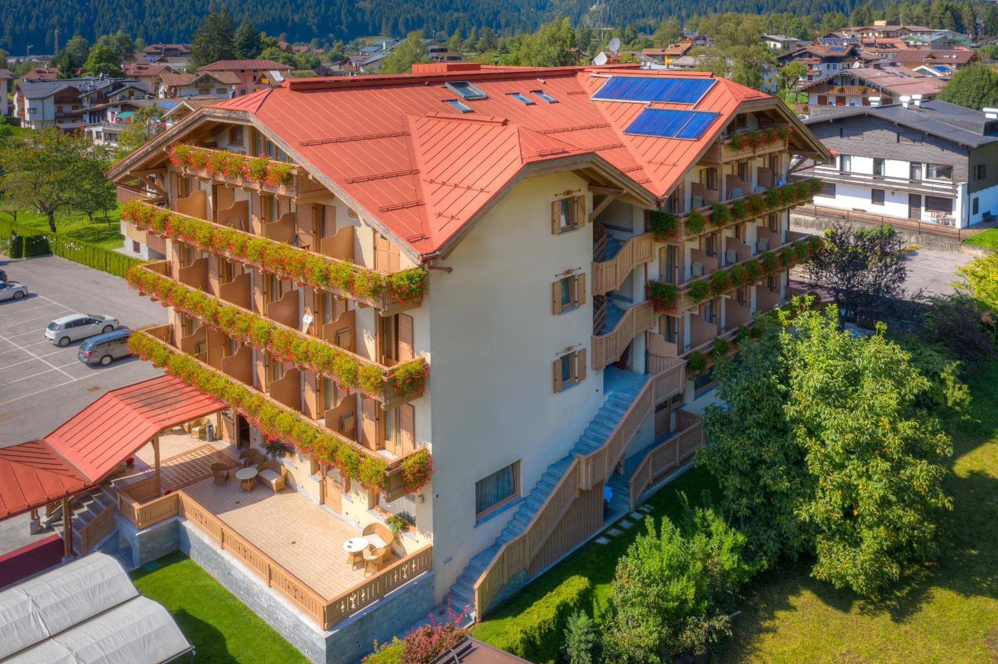 Beverly Alps Hotel & Spa Пинцоло Екстериор снимка