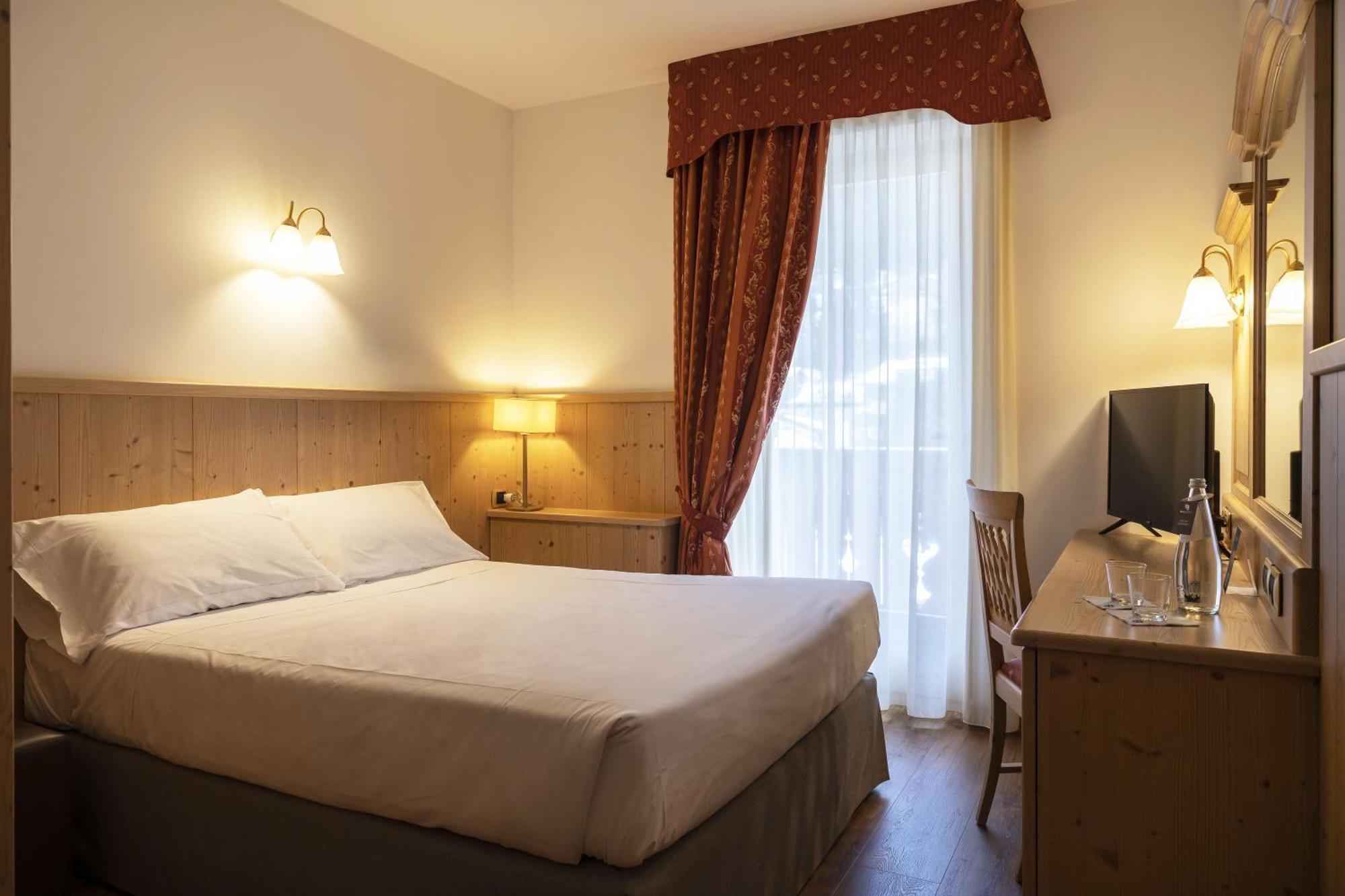 Beverly Alps Hotel & Spa Пинцоло Стая снимка