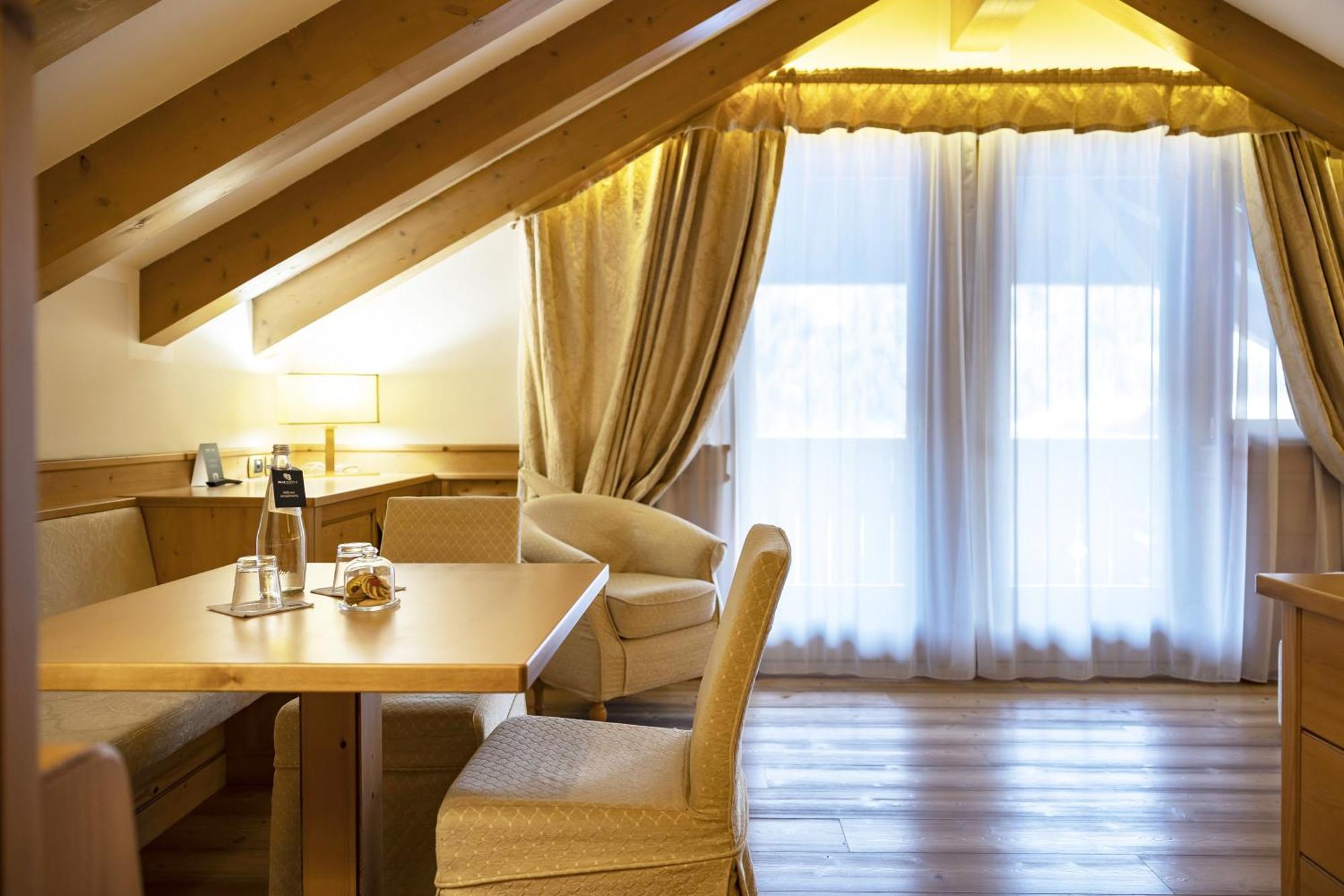 Beverly Alps Hotel & Spa Пинцоло Стая снимка
