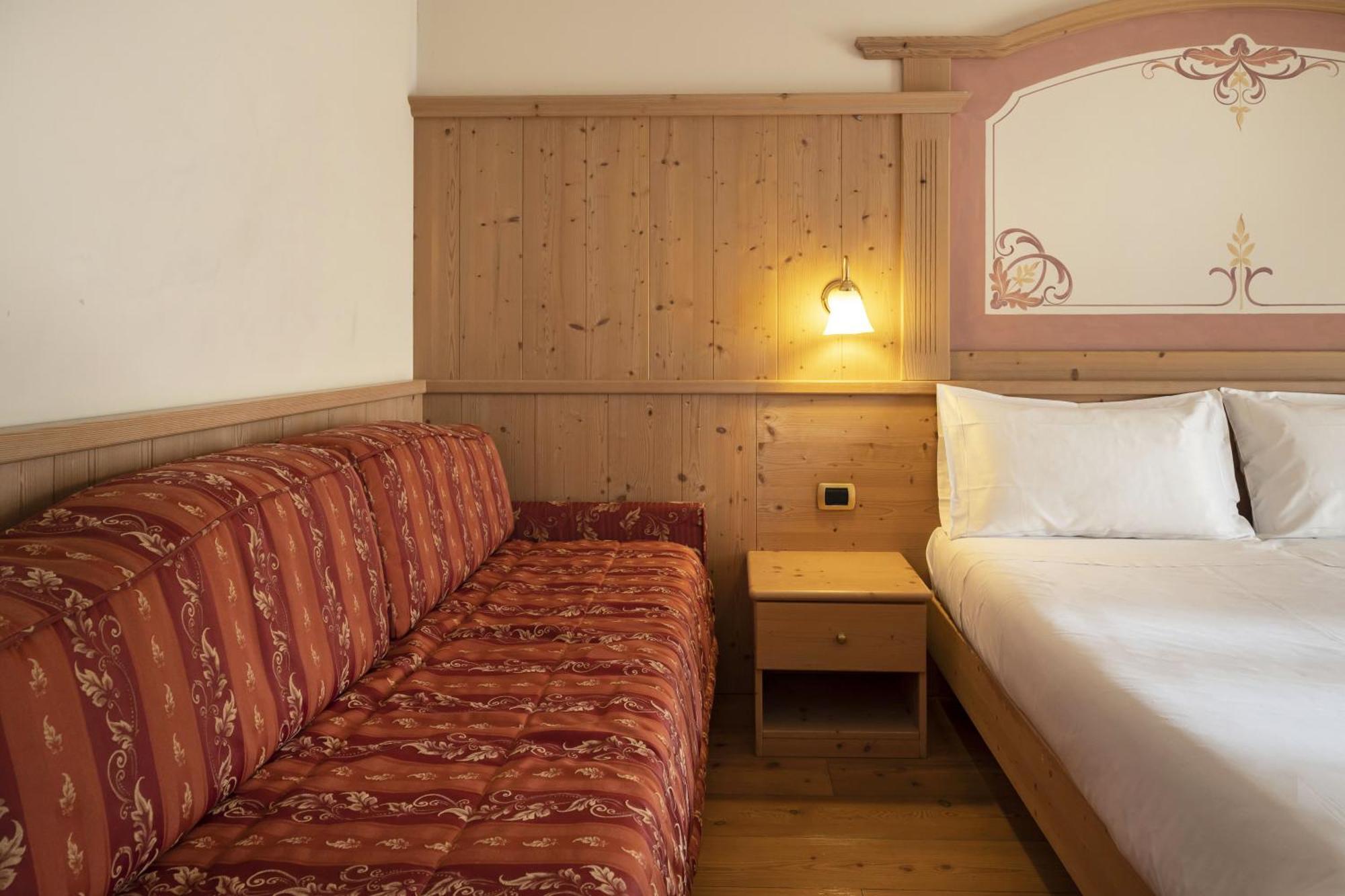 Beverly Alps Hotel & Spa Пинцоло Стая снимка